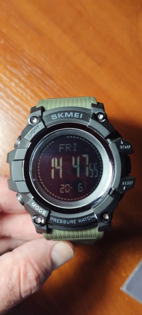 Часы с термометром, барометром и высотомером Skmei Processor 1358