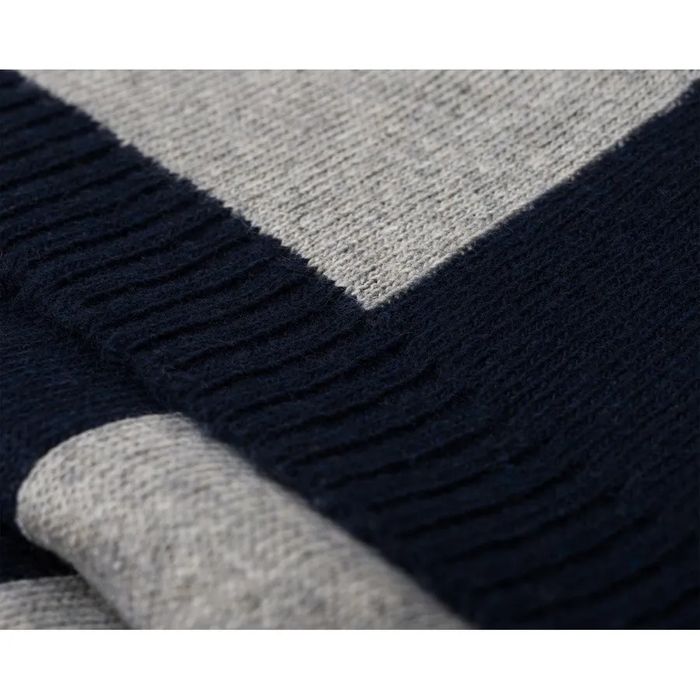 modny szal na zimę o minimalistycznym wzorze - peterson