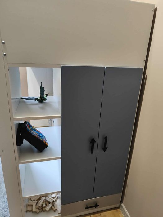 Łóżko piętrowe na antresoli z biurkiem i szafką