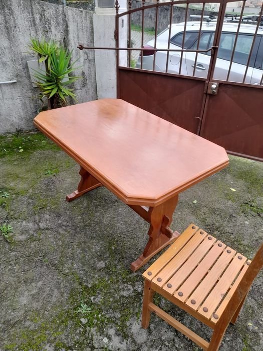 Mesa de madeira mais 4 cadeiras