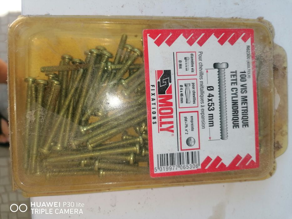 Vende se caixas de parafusos