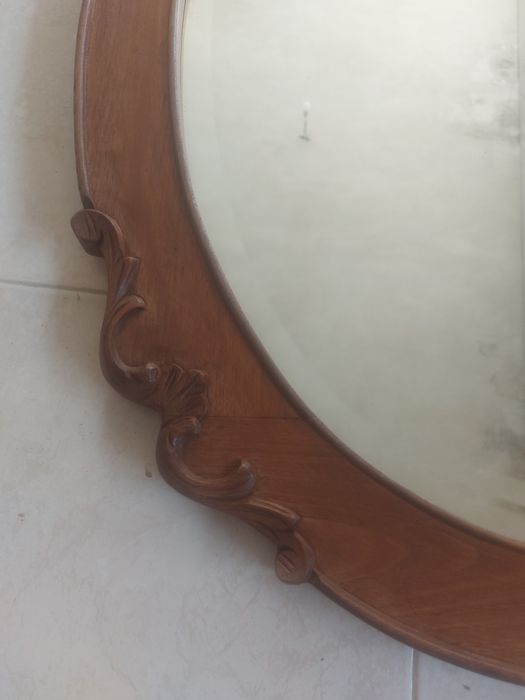 Espelho com moldura em madeira