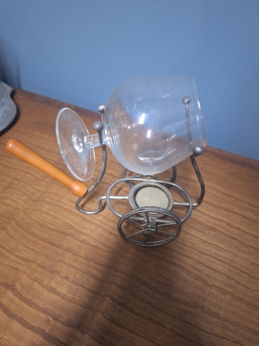 Peça de decoração  com uma vela e um copo de vinho