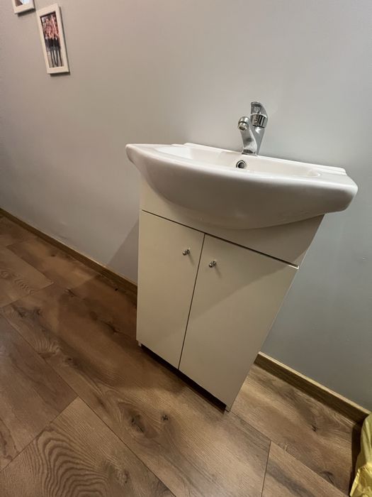 Umywalka z szafka i bateria