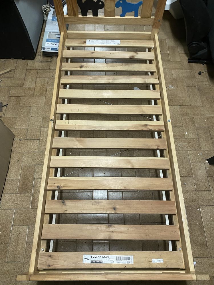 Cama de criança Ikea com enfeites de cão e gato + Colchão