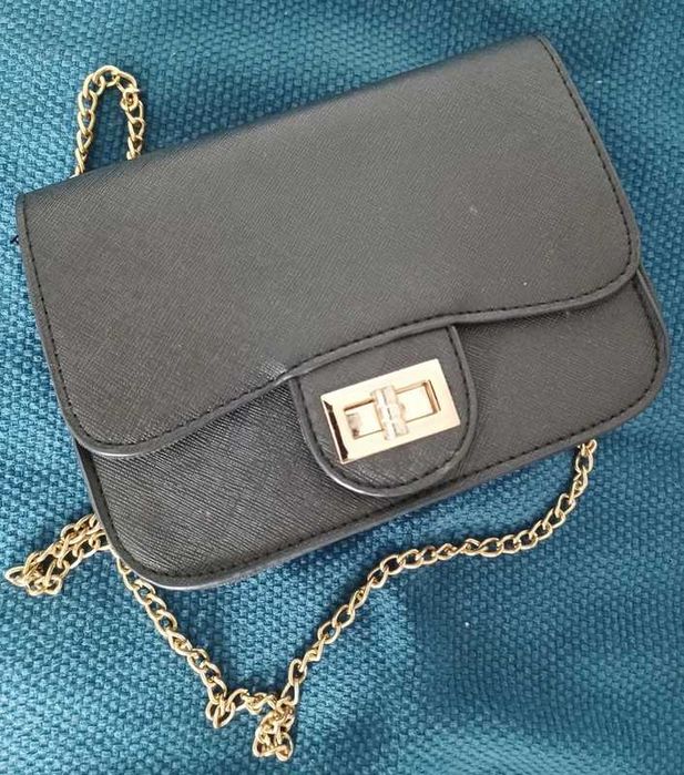 Czarna torebka na złotym łańcuszku