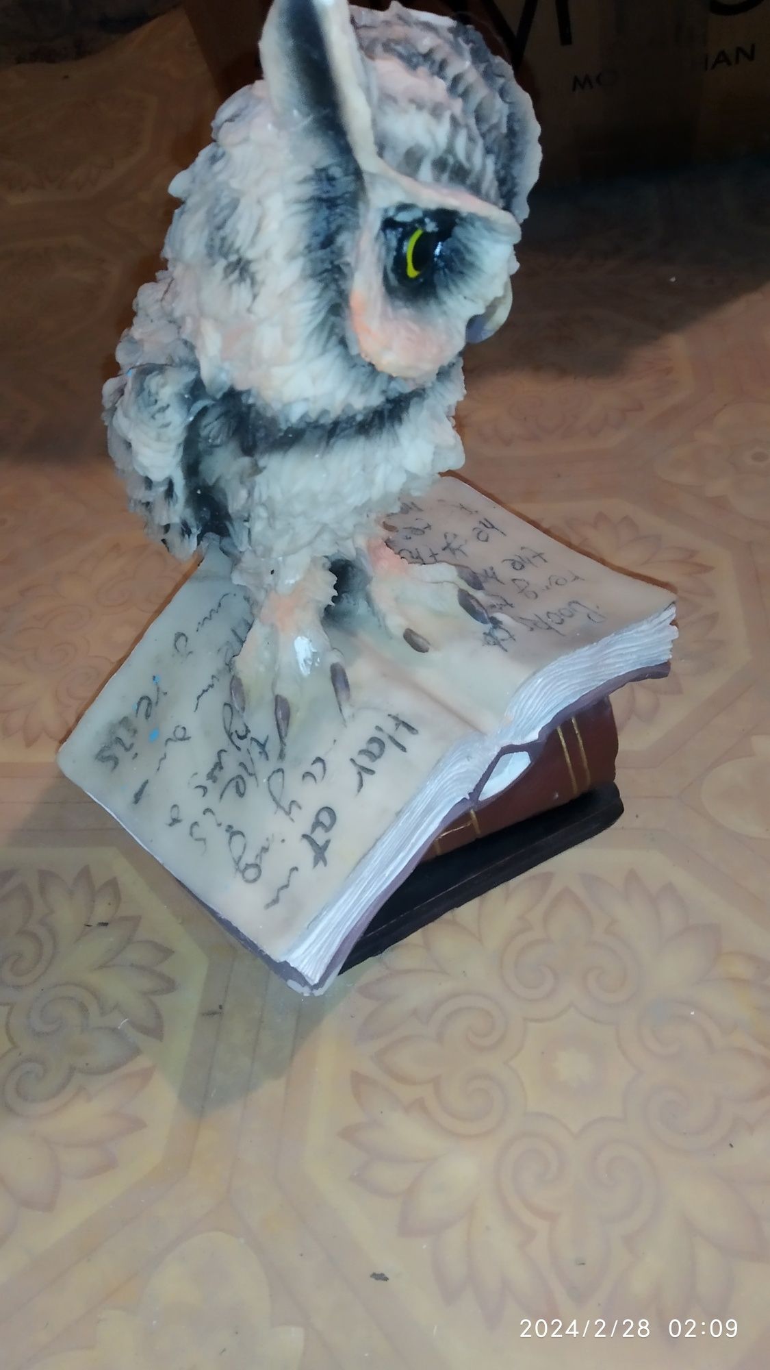 Статуэтка сова на книге