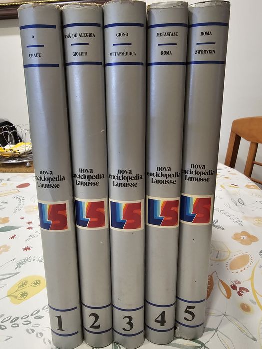 Vendo cinco livros nova enciclopédia larousse