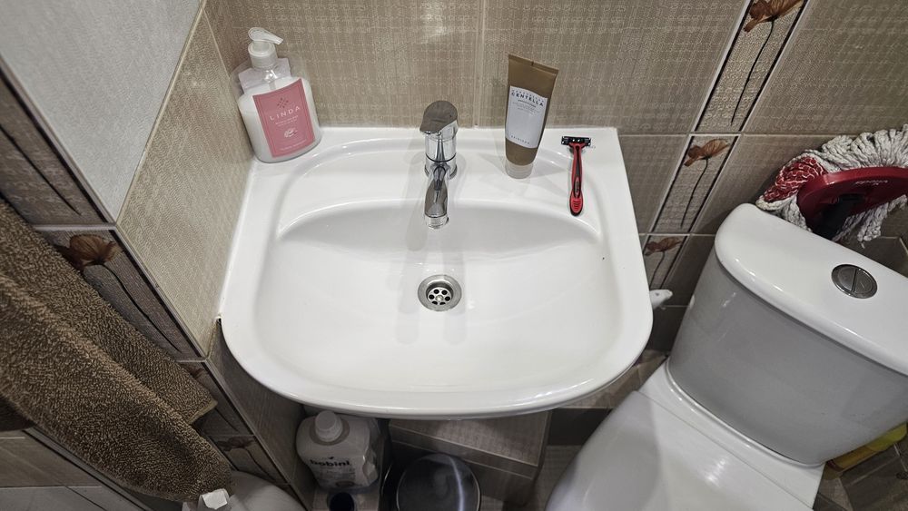 Za darmo Toaleta WC, umywalka, prysznic, lustro