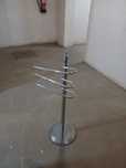 Toalheiro de pé em metal