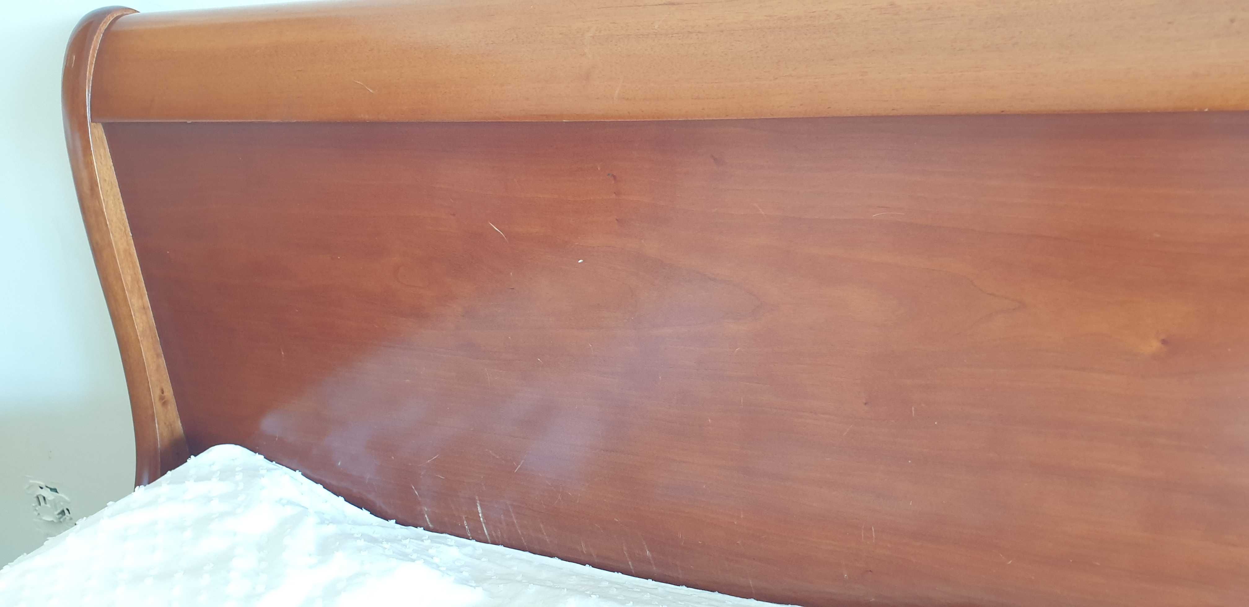 Cama individual em cerejeira