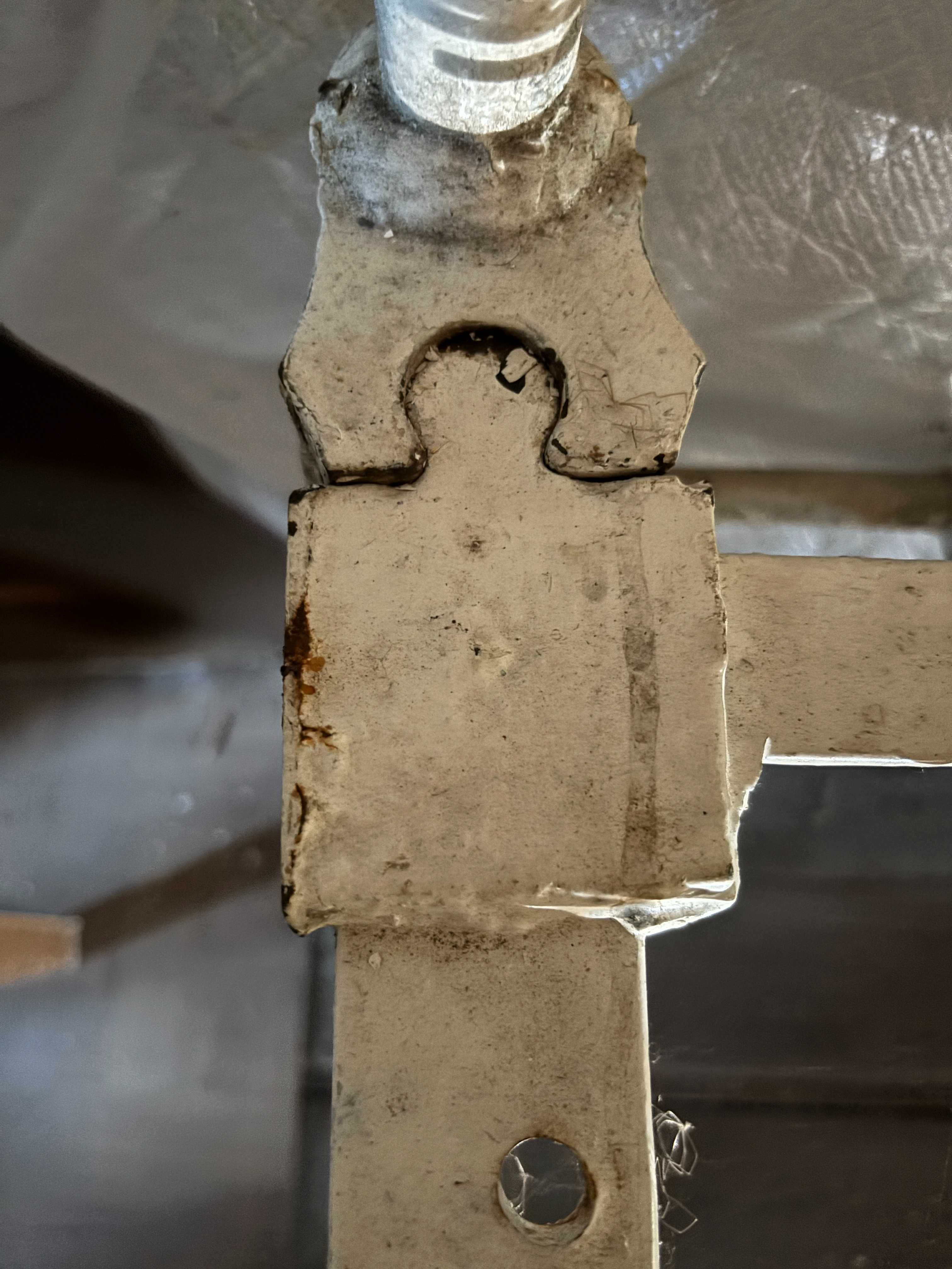 Metalowe łóżko z elementami ozdobnymi.