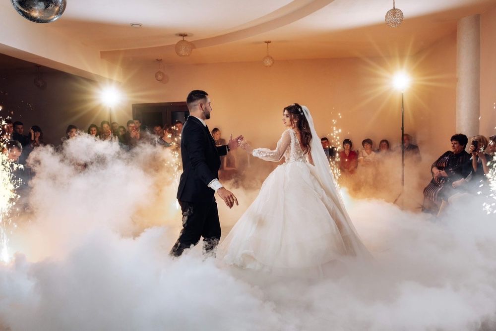 Важкий дим,  конфеті,  холодні вогні