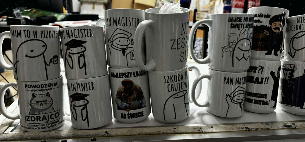 Kubki z wadliwą grafiką – śmieszne i wulgarne napisy, 5 zł/szt