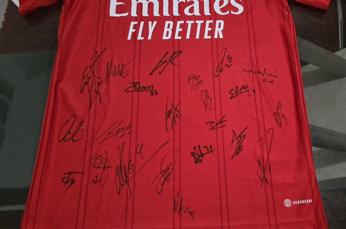 Camisola Autografada pelo Plantel Benfica Campeão