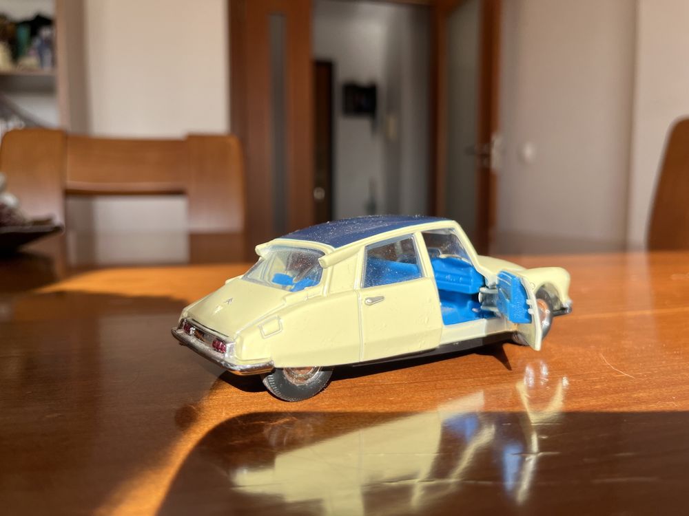 Carro de coleção Citroen DS 19 1/32