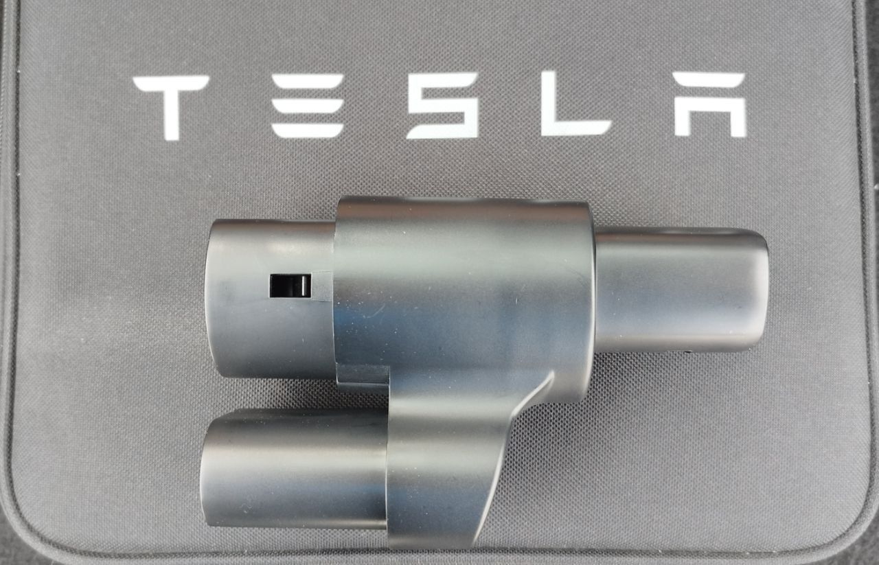 Перехідник для швидкої зарядки Tesla