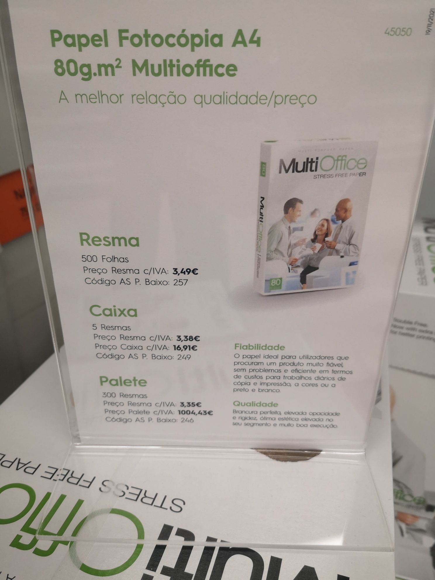 Caixas e resmas de papel navigator