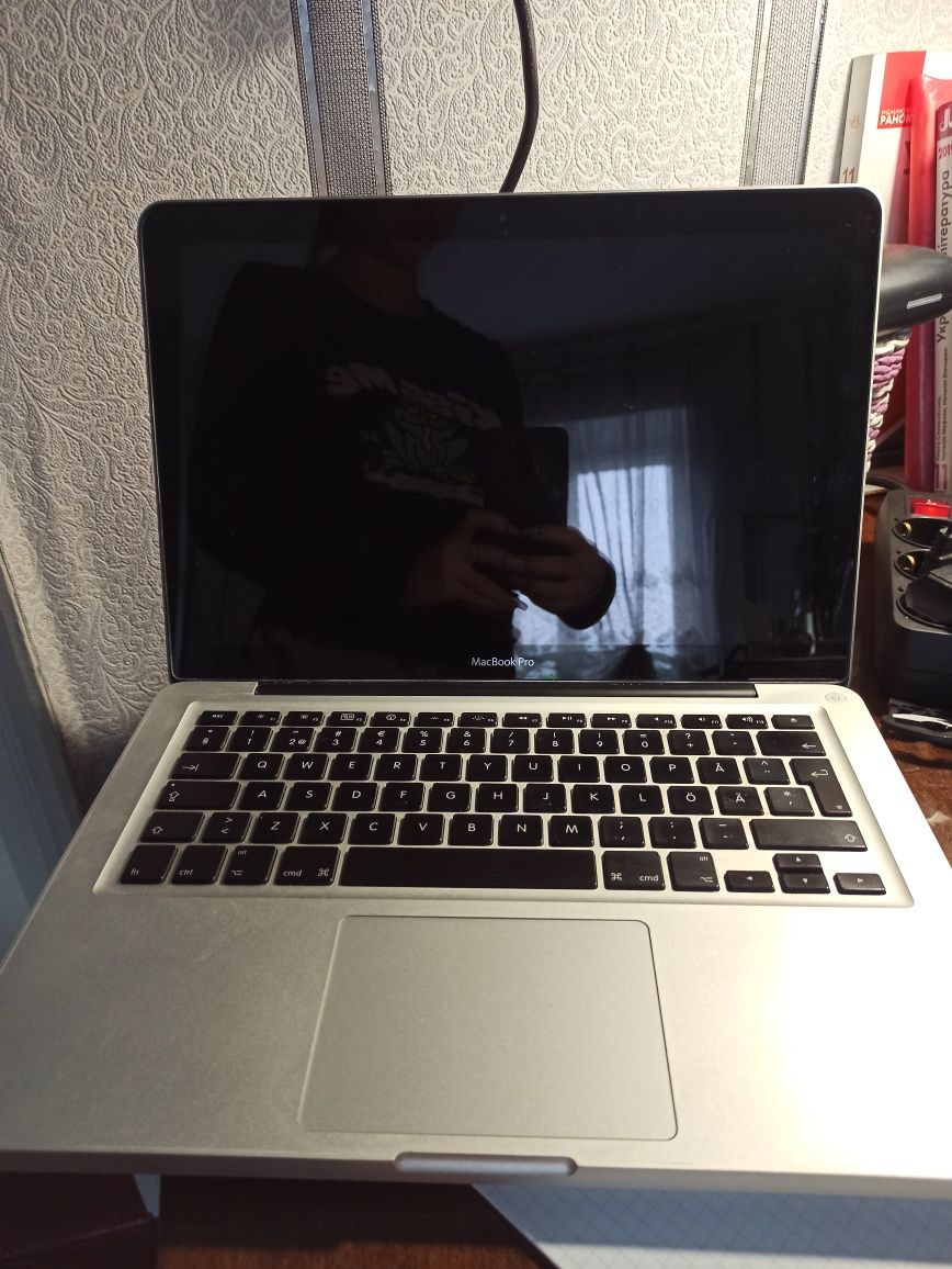 Apple MacBook продається