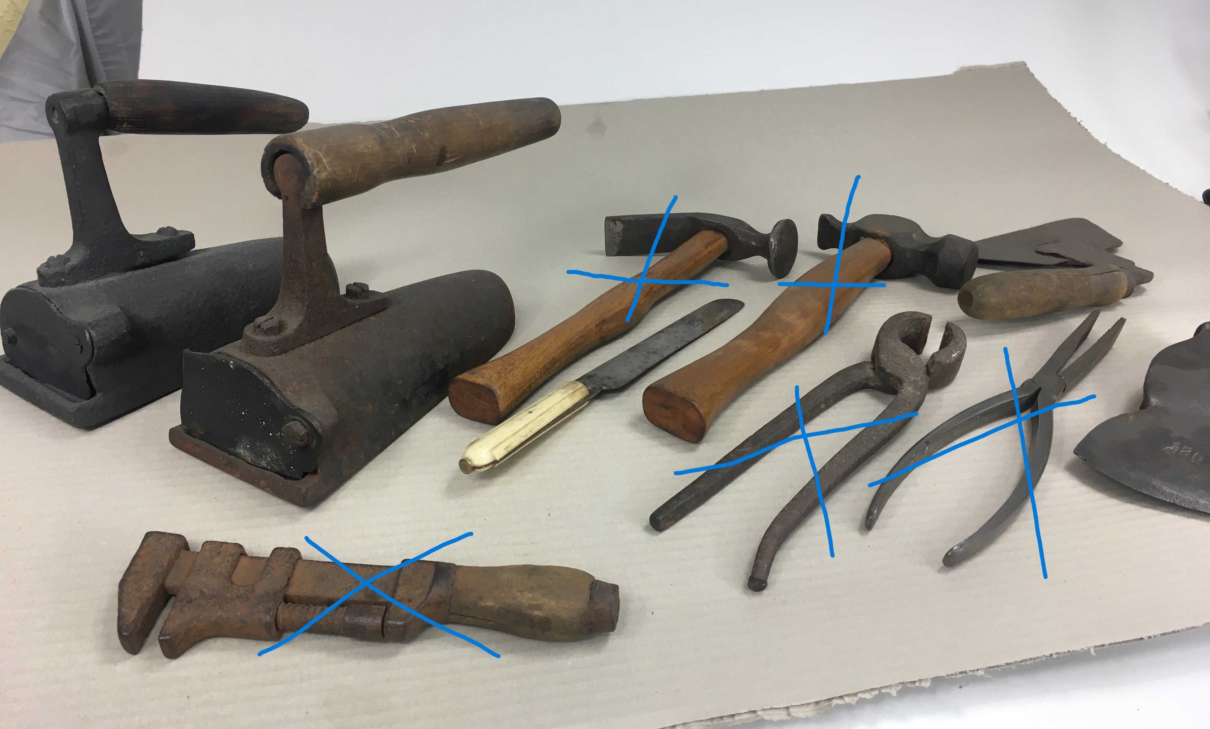 Stare zabytkowe narzędzia ,min. żelazka z duszą
