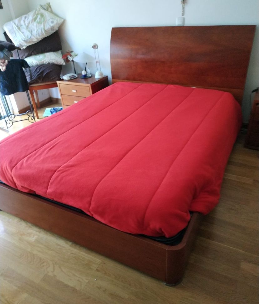 Cama de casal sommier e mesas de cabeçeira e cadeira em cerejeira