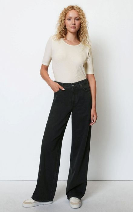 Жіночі джинси широкі чорного кольору