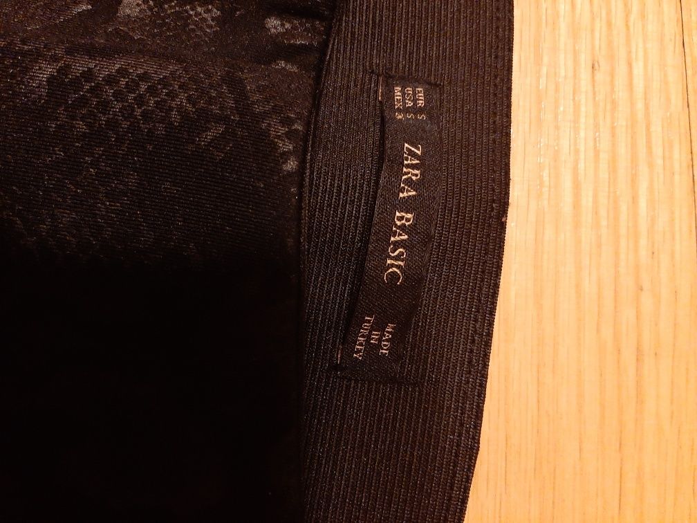 Legginsy czarne z wężowym wzorem, marki Zara, rozmiar S