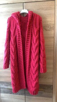 Wełniany długi sweter Kardigan Cocomore z kapturem fuksja