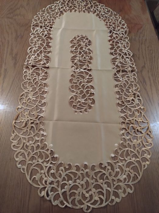 Bieżnik obrus haftowany na stół