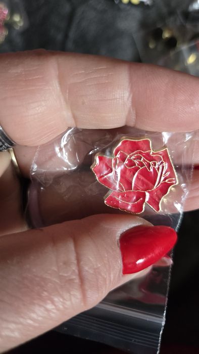 Przypinka  róża czerwona.