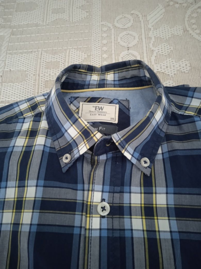 Camisa de homem em tons de azul. Nova