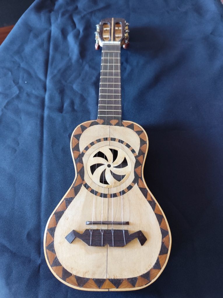 Cavaquinho novo muito bonito