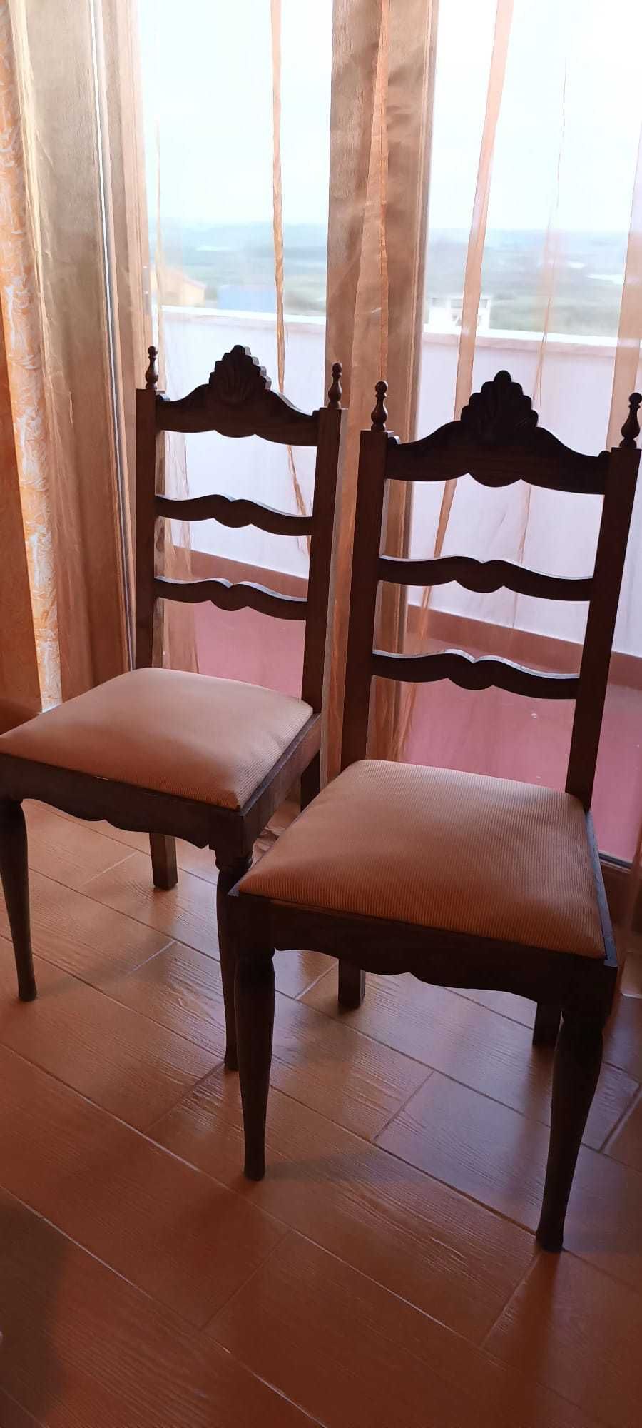 2 cadeiras com almofada bege/creme