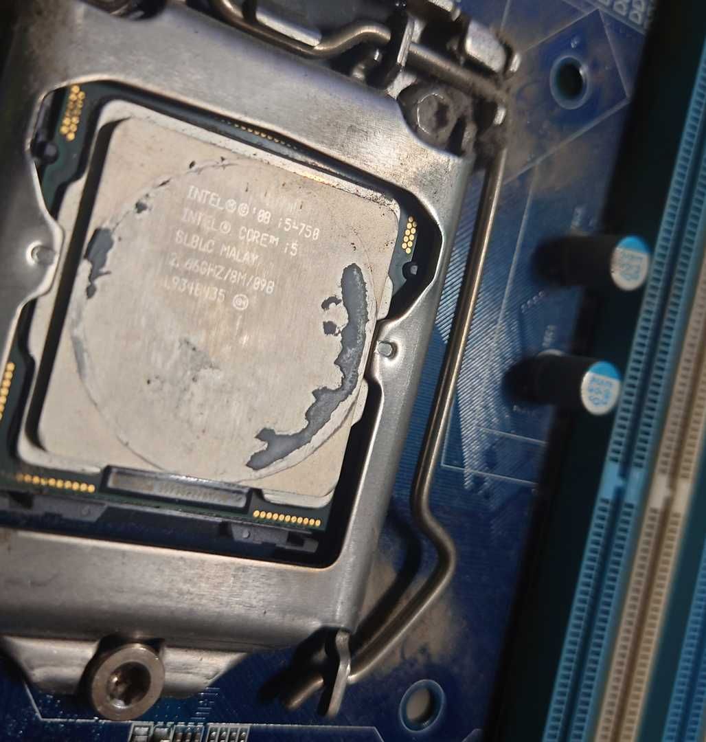 GIGABYTE GA-P55M-UD2 LGA1156 DDR3 microATX + Procesor i5-750 2,66GHz