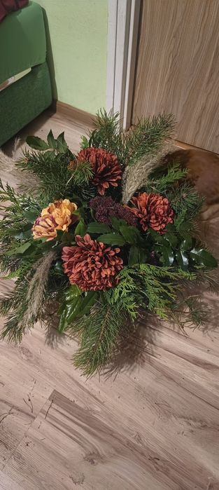 Kompozycja kwiatowa na cmentarz