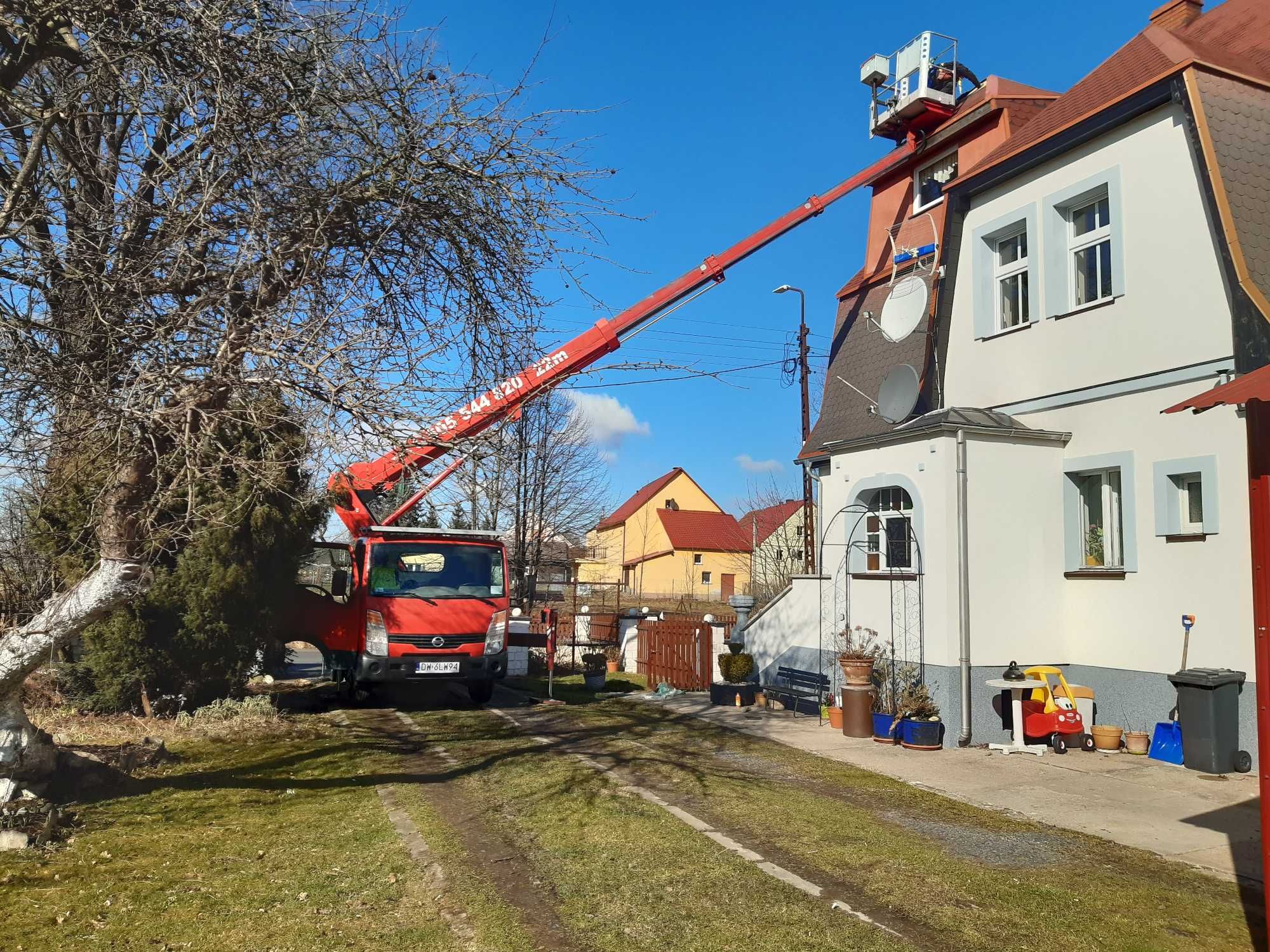 Podnośnik koszowy z operatorem,przycinanie drzew