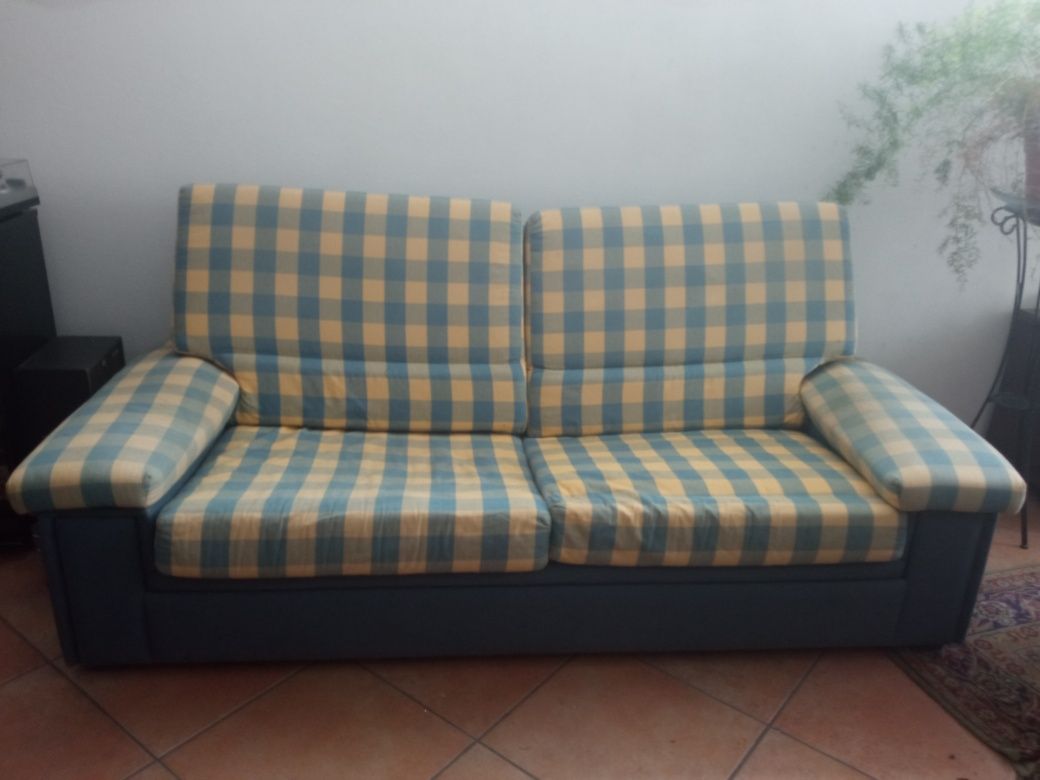 Sofá com cama incorporada.