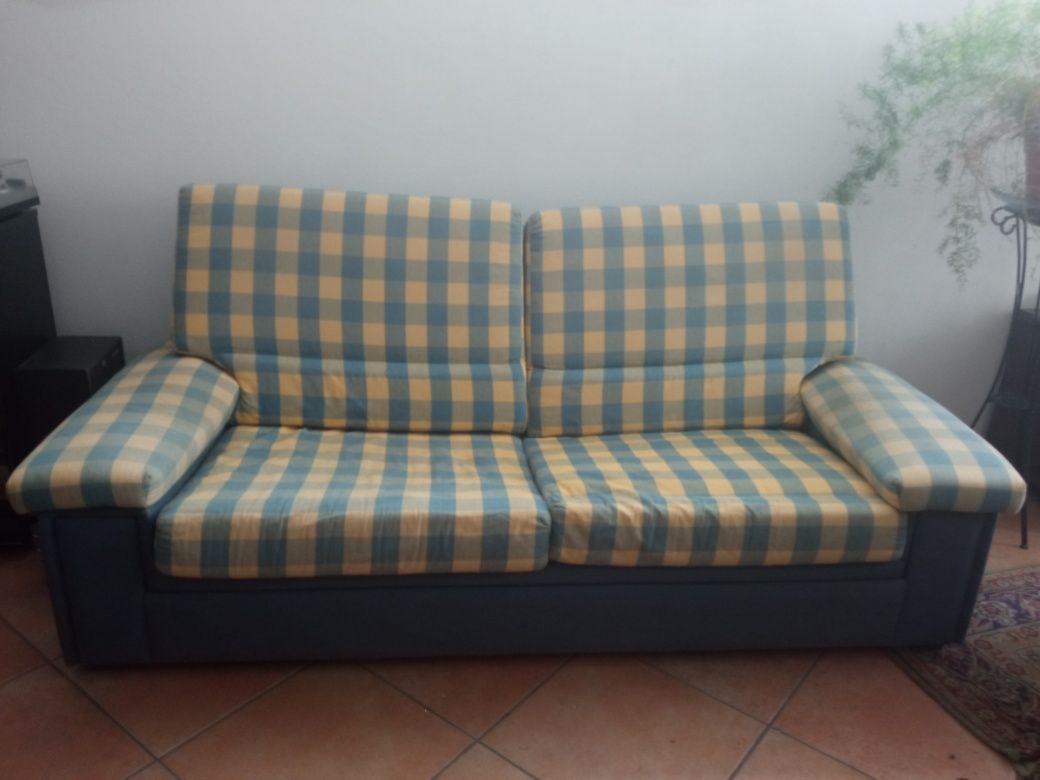 Sofá com cama incorporada.