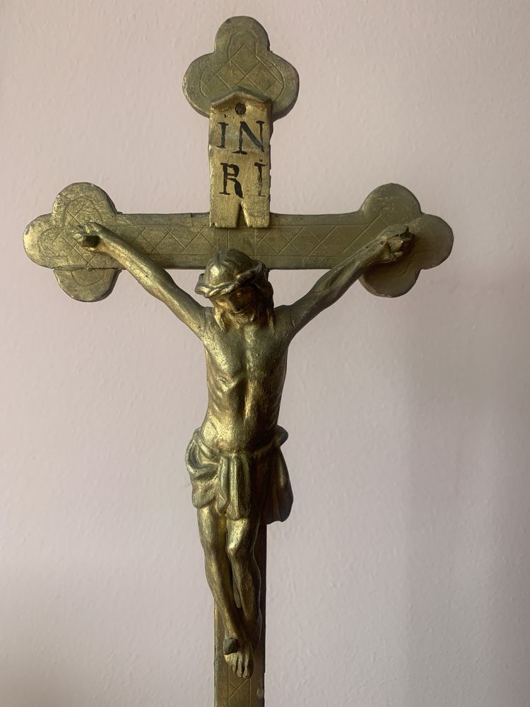 Stary drewniany krzyż na drewnianej podstawie ( polichromi )