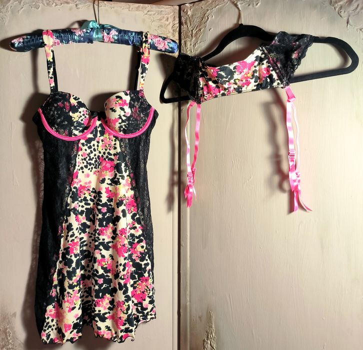 Śliczny komplet bielizny / babydoll + pasek do pończoch rozm. S