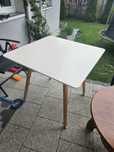 Stol kuchenny na nogach jasne drewno