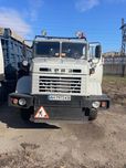 вантажний самоскид з обладнанням піскорозбрасувача та відвалом