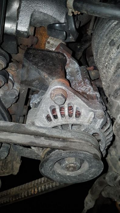 Alternator z waku pompą Nissan Patrol Y60 2.8td