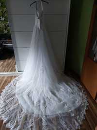 Suknia ślubna z kołem i trenem