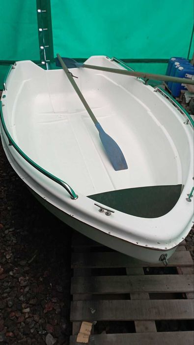 Гребний човен зі склопластику з веслами та леєрами