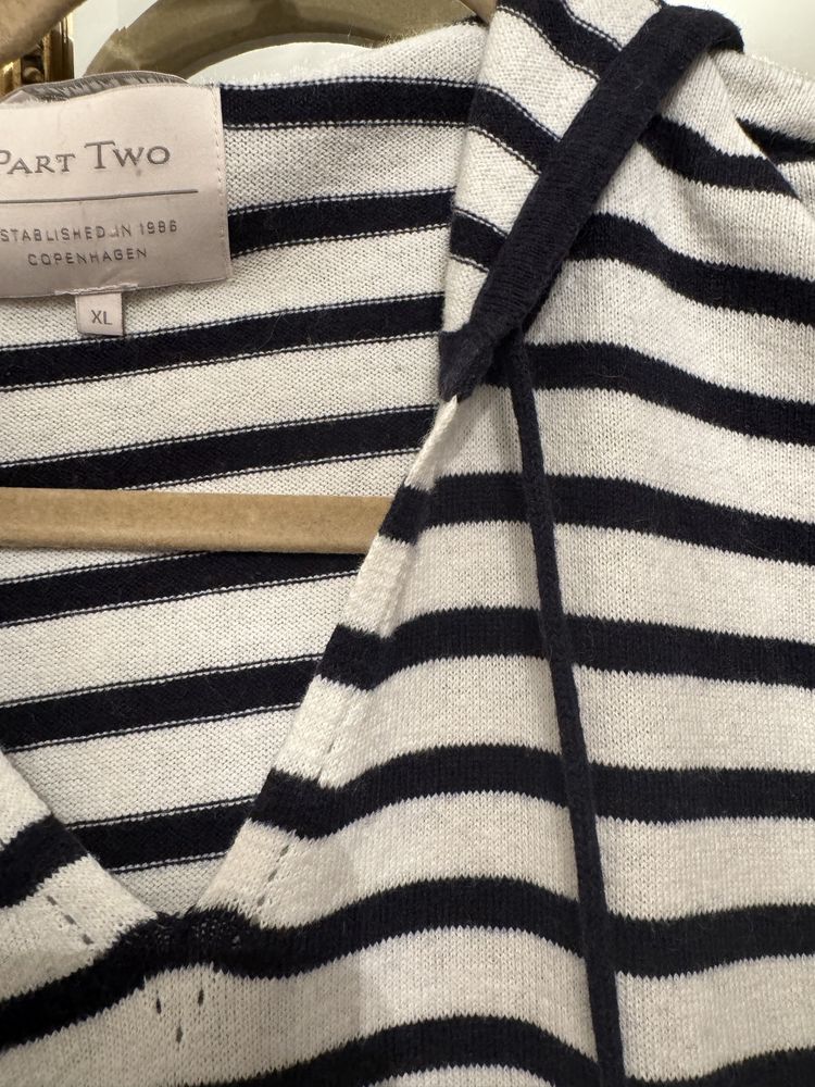 Białogranatowy sweter paski