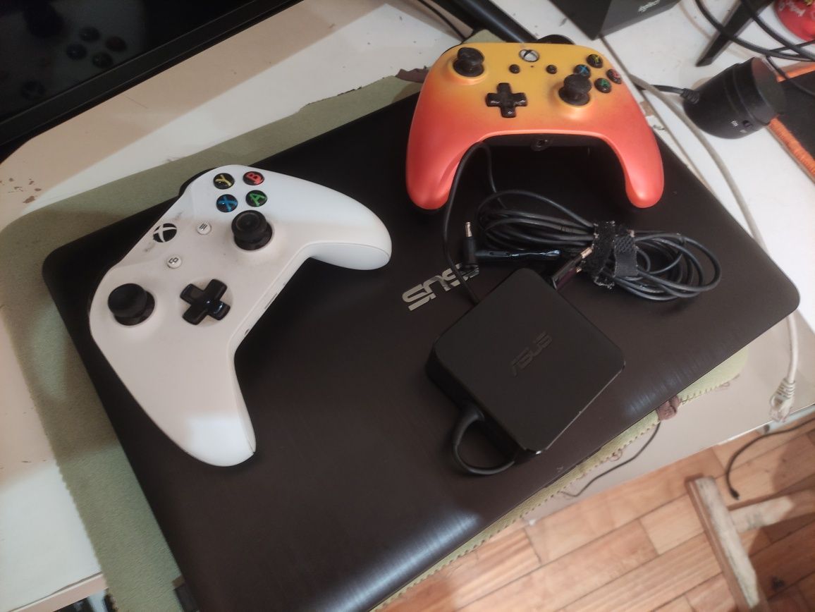 Notebooks ASUS + 2 comandos Xbox