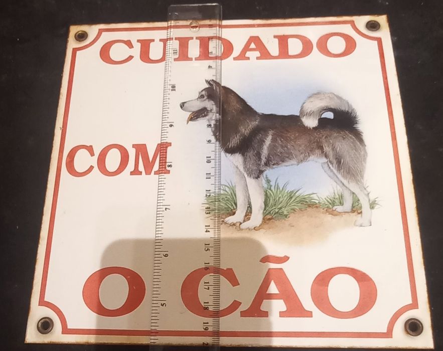 Placas em Esmalte," Cuidado com o Cão" e 82.