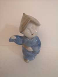 Porcelanowa figurka chłopca w kapeluszu