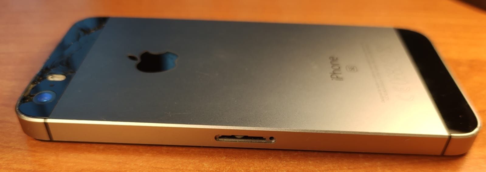 iPhone SE ładowarka i kabel stan widoczny na zdjęciach